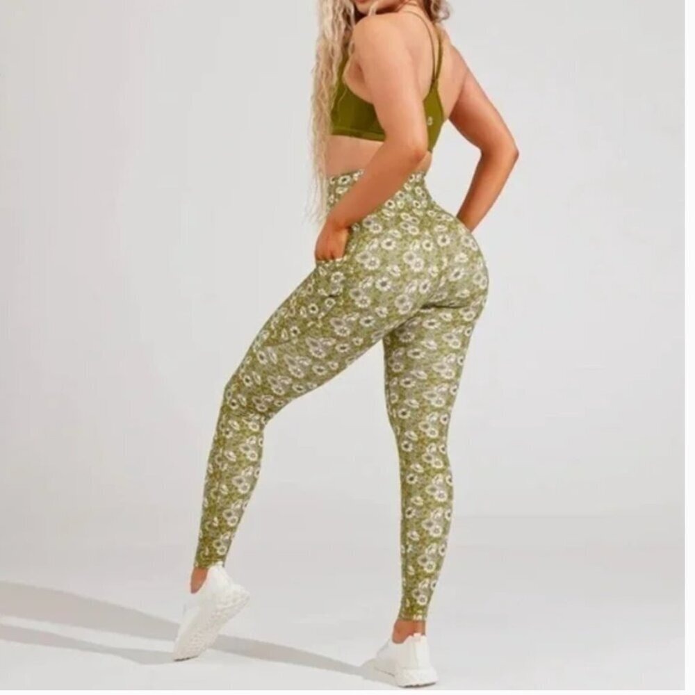NWT BuffBunny Rosa‎ Pocket Legging Flower Petal Medium